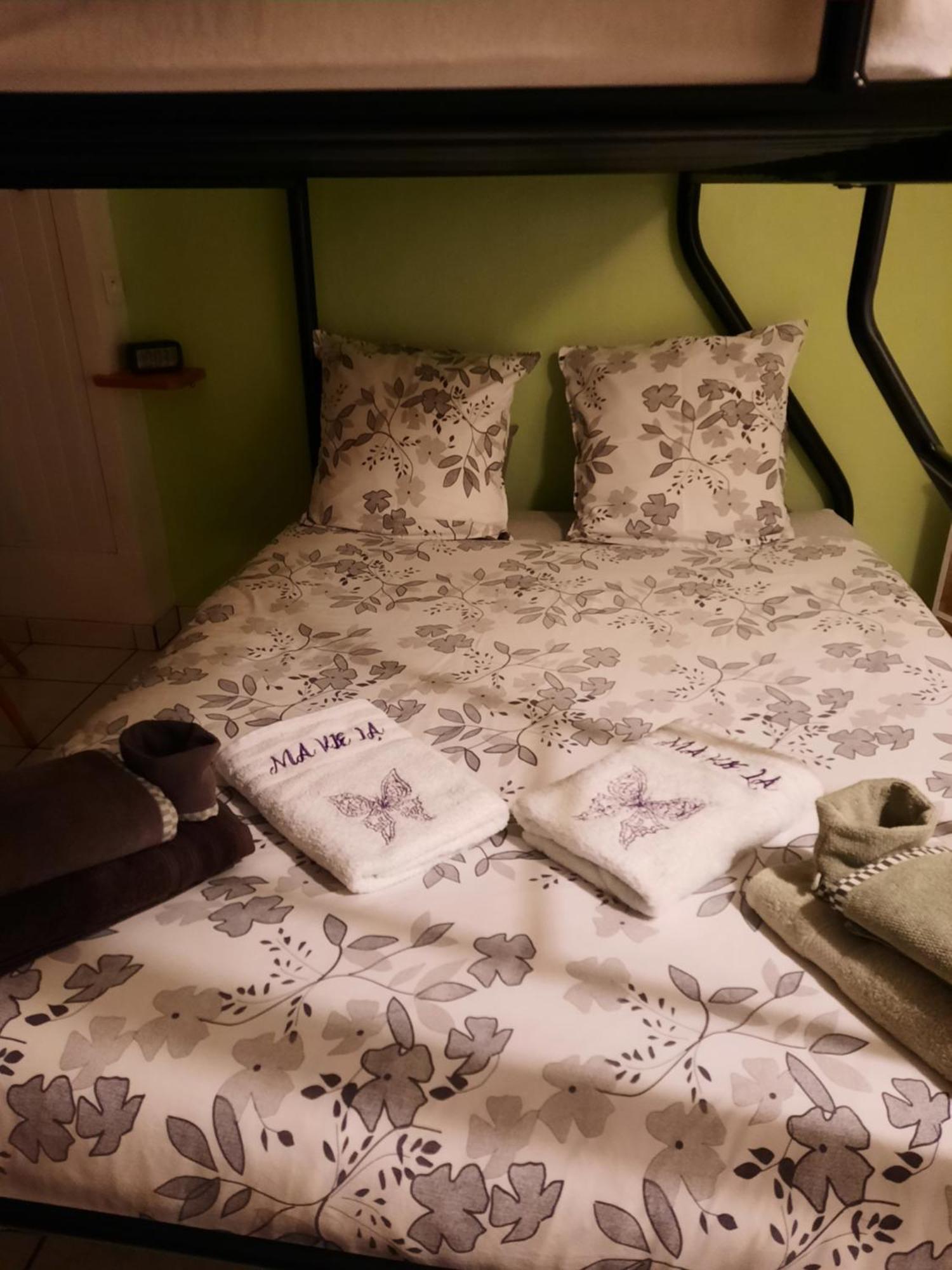 Gîte ma vie là avec jacuzzi privatif Saint-Julien-de-Cassagnas Quarto foto
